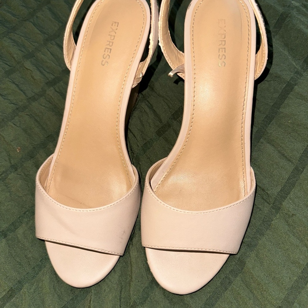 Express Women's Chic Tan Wedges